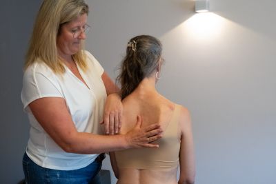 Foto einer osteopathischen Rückenbehandlung durch Tina Tischer